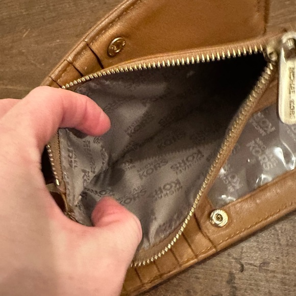 Michael Kors ⚜️ Camel Colored full sized wallet with gold accents - Picture 7 of 12